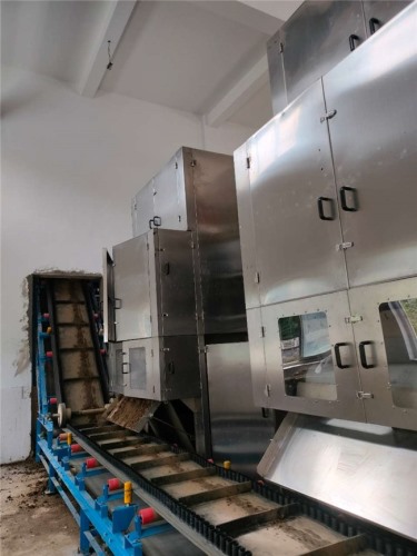 云南某污水處理廠定制的一體式污泥深度脫水機，現(xiàn)已投入使用！