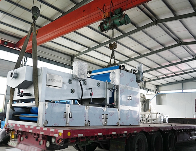 一臺帶式濃縮脫水一體機(jī)完工發(fā)貨，助力化工企業(yè)污泥處理！