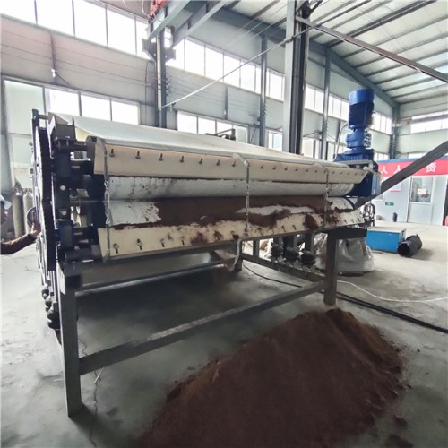 四川客戶酒糟脫水來(lái)廠試機(jī)后效果非常滿意，訂購(gòu)一臺(tái)帶式壓榨機(jī)！