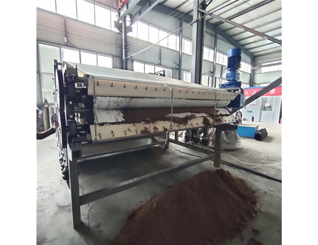 四川客戶酒糟脫水來廠試機后效果非常滿意，訂購一臺帶式壓榨機！